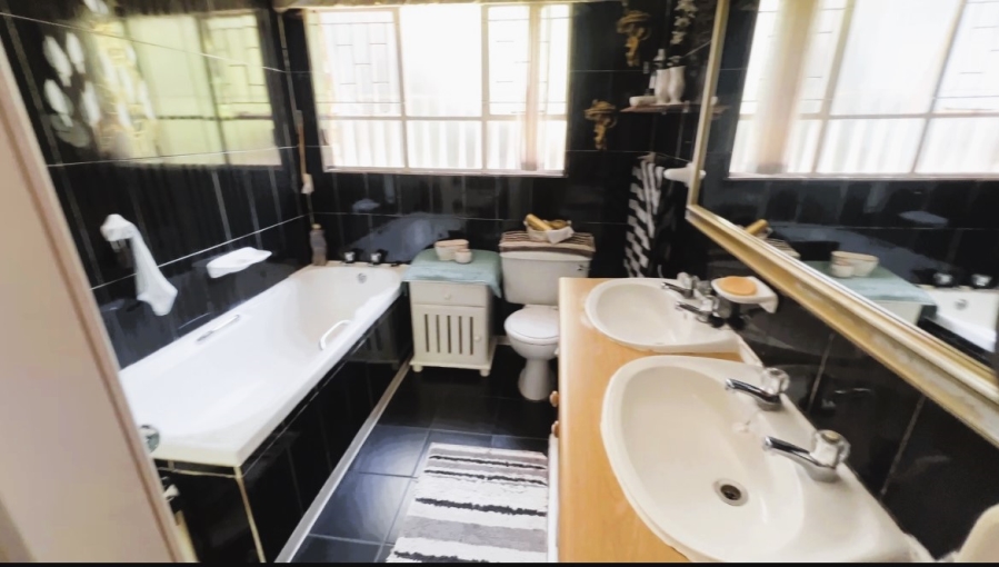 5 Bedroom Property for Sale in Langenhovenpark Free State